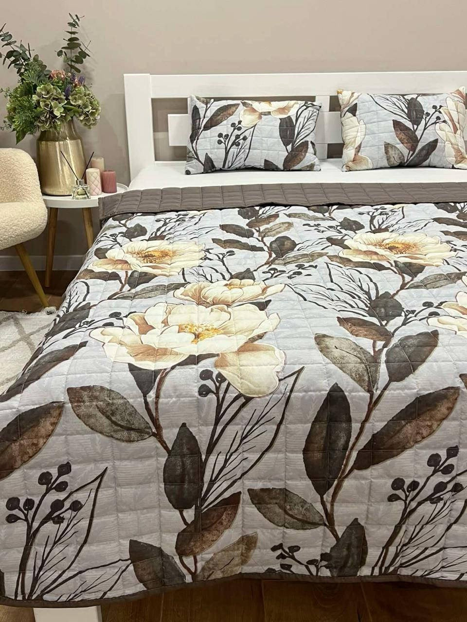Bedspread with pillows with magnolia flower pattern