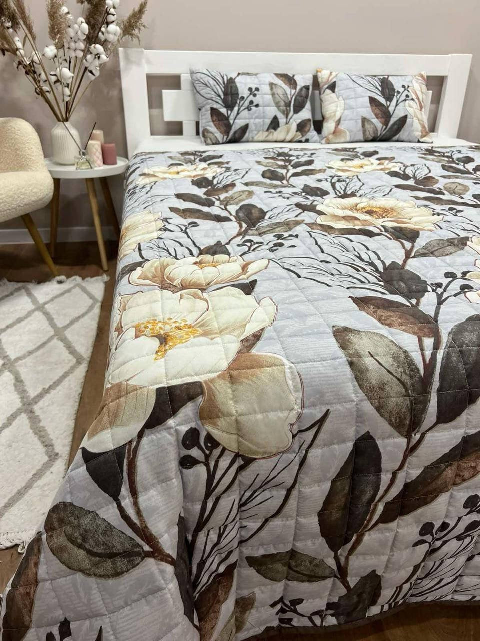 Bedspread with pillows with magnolia flower pattern
