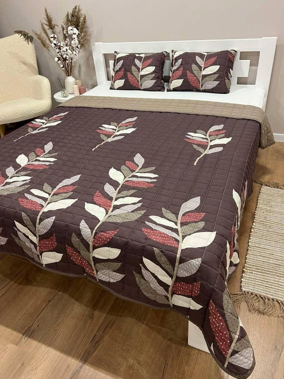 Bedspread with pillows with chocolate leaf pattern