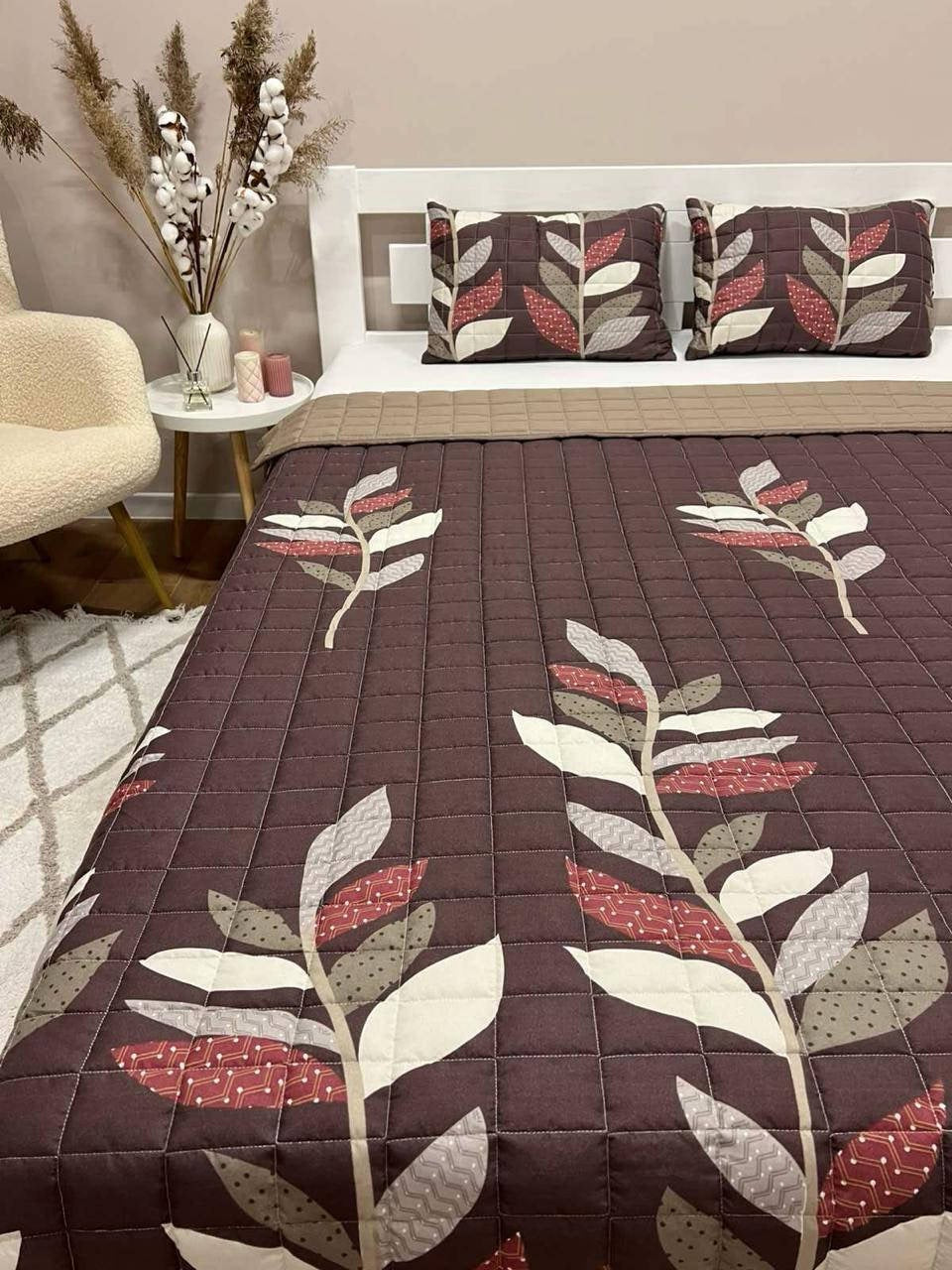 Bedspread with pillows with chocolate leaf pattern