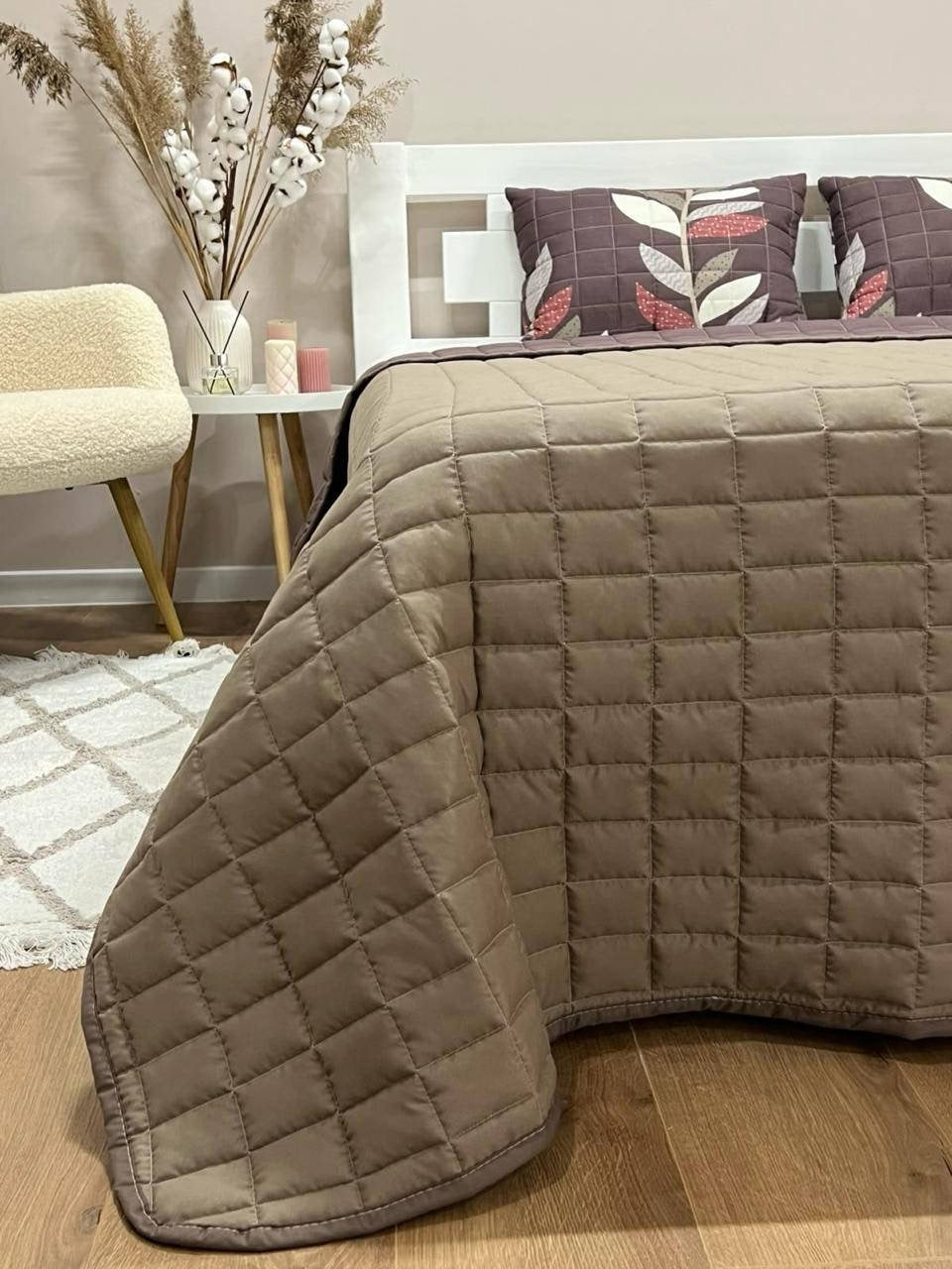 Bedspread with pillows with chocolate leaf pattern