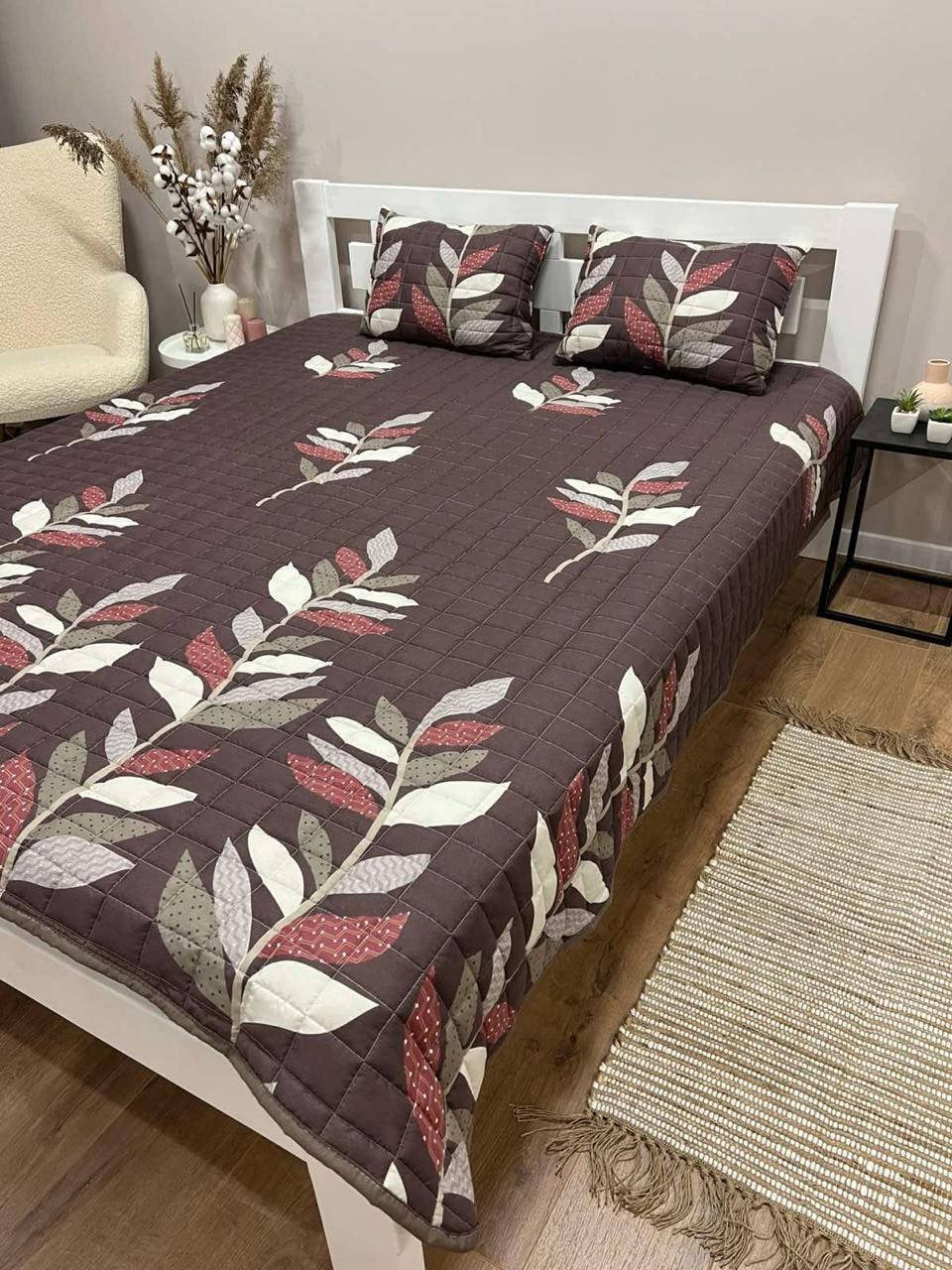 Bedspread with pillows with chocolate leaf pattern