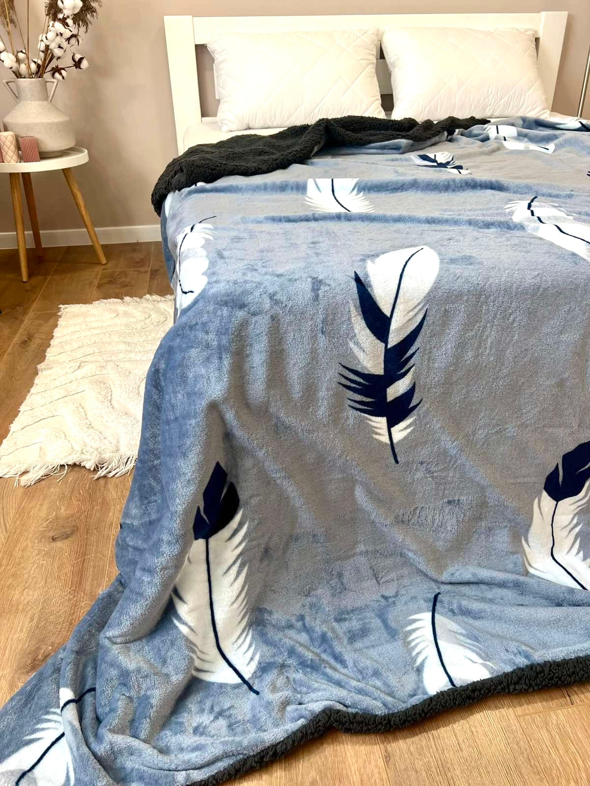 Velour bedspread with leaf pattern