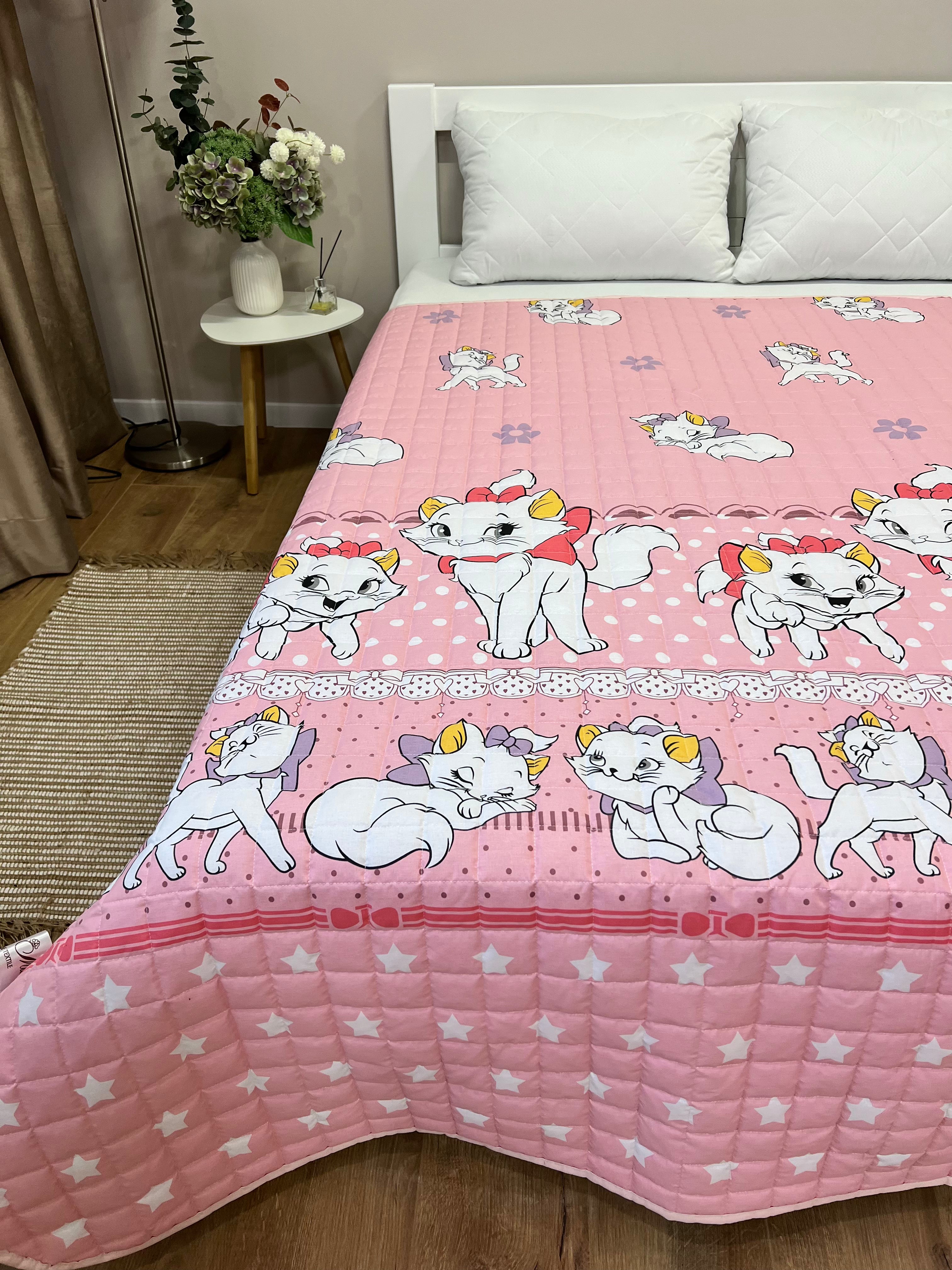 Children's blanket with a cat pattern