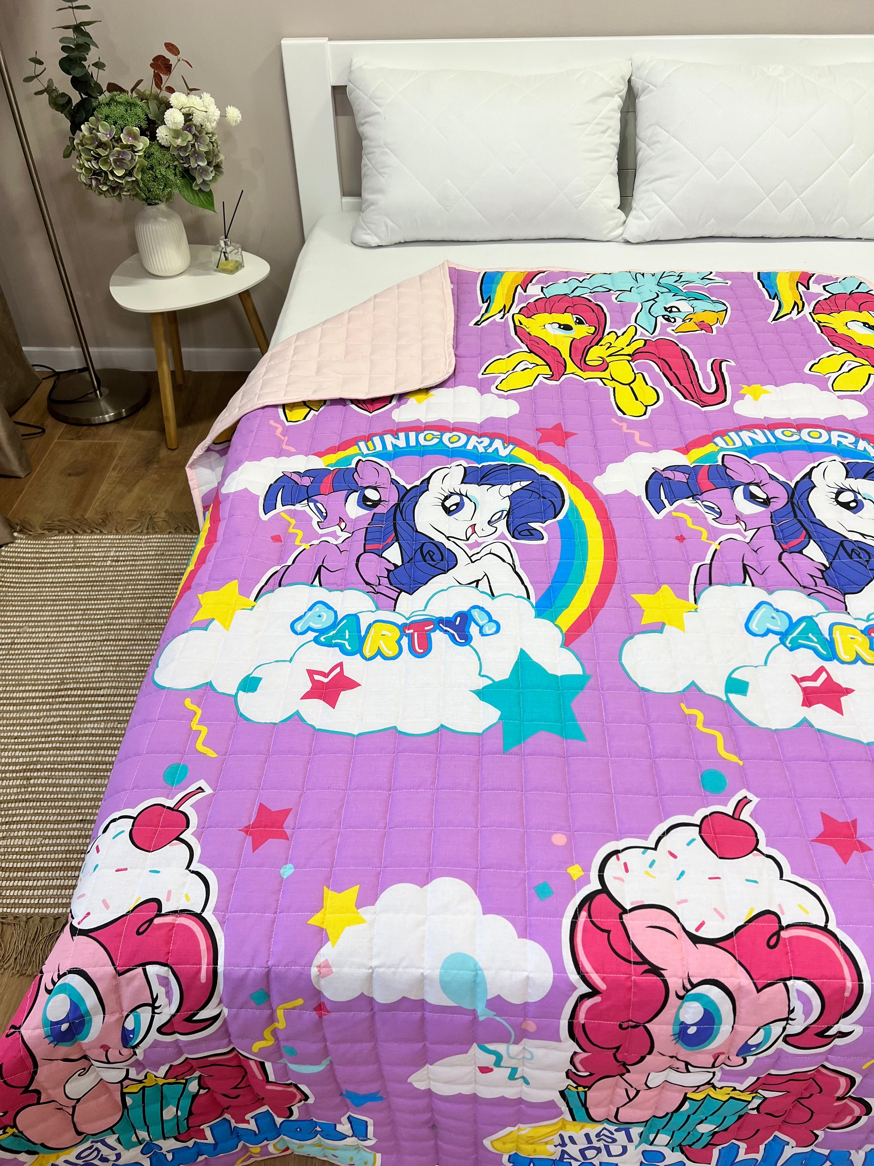 Children's blanket with a unicorn pattern
