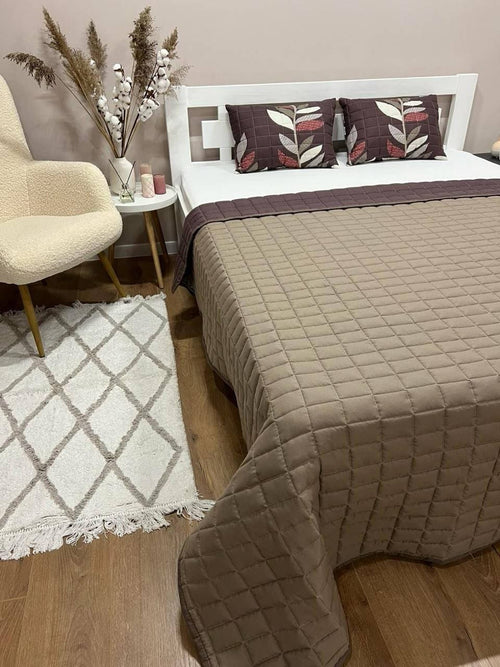 SoftNature Bedspread with pillows with chocolate leaf pattern