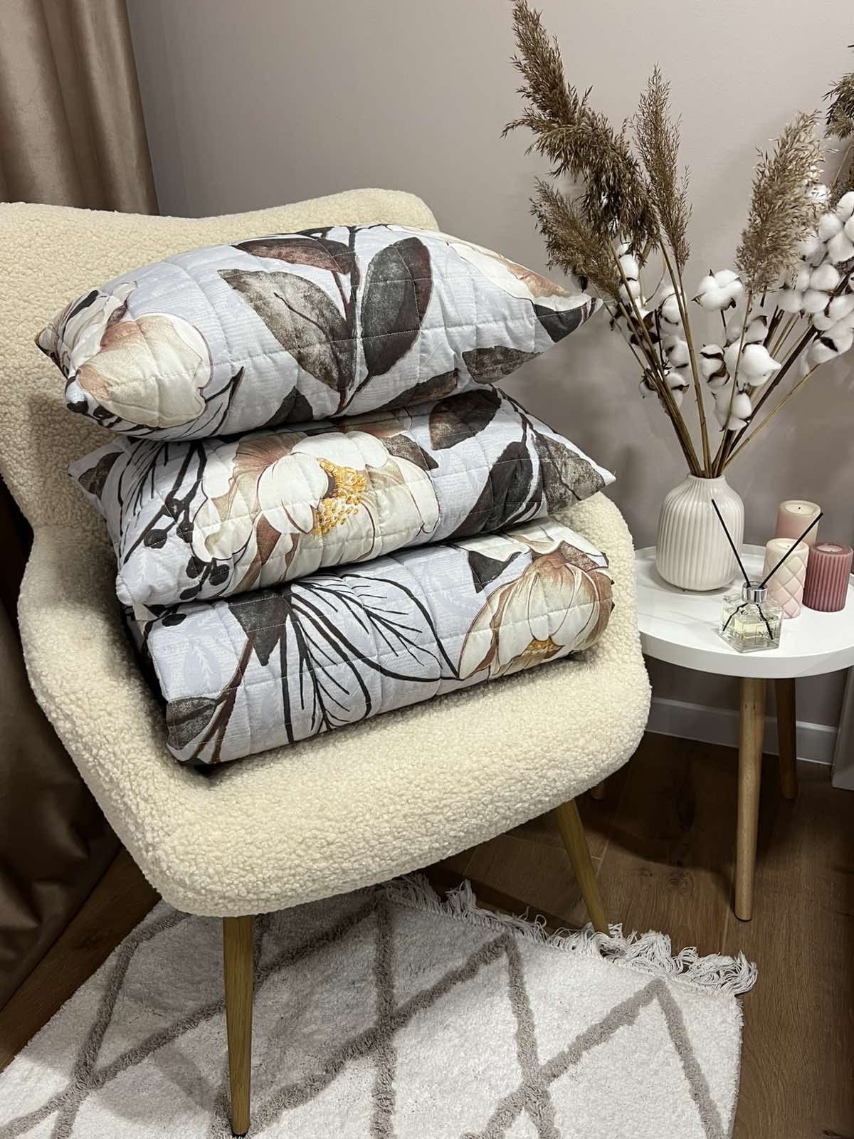 SoftNature Bedspread with pillows with magnolia flower pattern